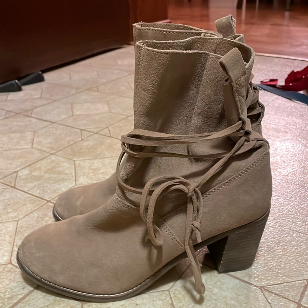 TOMS Mila boots Sz 9.5